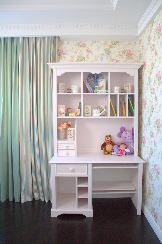 На фото: большая детская в современном стиле с спальным местом и разноцветными стенами для ребенка от 4 до 10 лет, девочки с