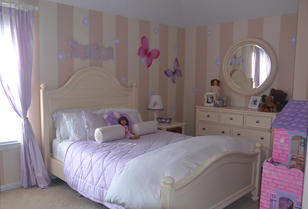 На фото: детская среднего размера в стиле неоклассика (современная классика) с спальным местом, бежевыми стенами и ковровым покрытием для ребенка от 4 до 10 лет, девочки