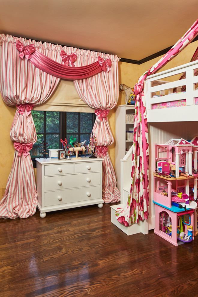 Bild på ett mellanstort vintage flickrum kombinerat med sovrum och för 4-10-åringar, med gula väggar och mörkt trägolv