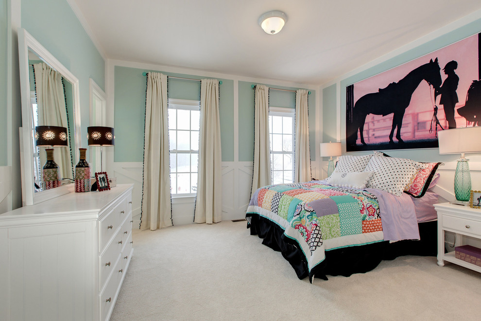 Inredning av ett klassiskt stort barnrum kombinerat med sovrum, med blå väggar, heltäckningsmatta och beiget golv
