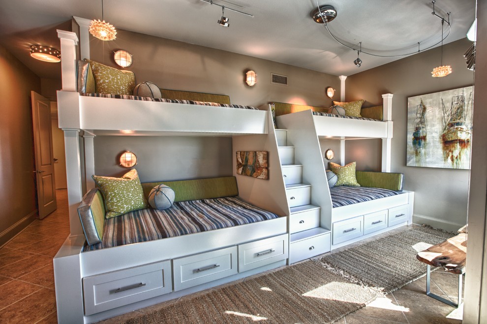 マイアミにある広いビーチスタイルのおしゃれな子供部屋 (グレーの壁、セラミックタイルの床、二段ベッド) の写真