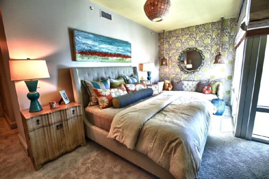 Inspiration för ett stort funkis flickrum kombinerat med sovrum, med flerfärgade väggar och heltäckningsmatta