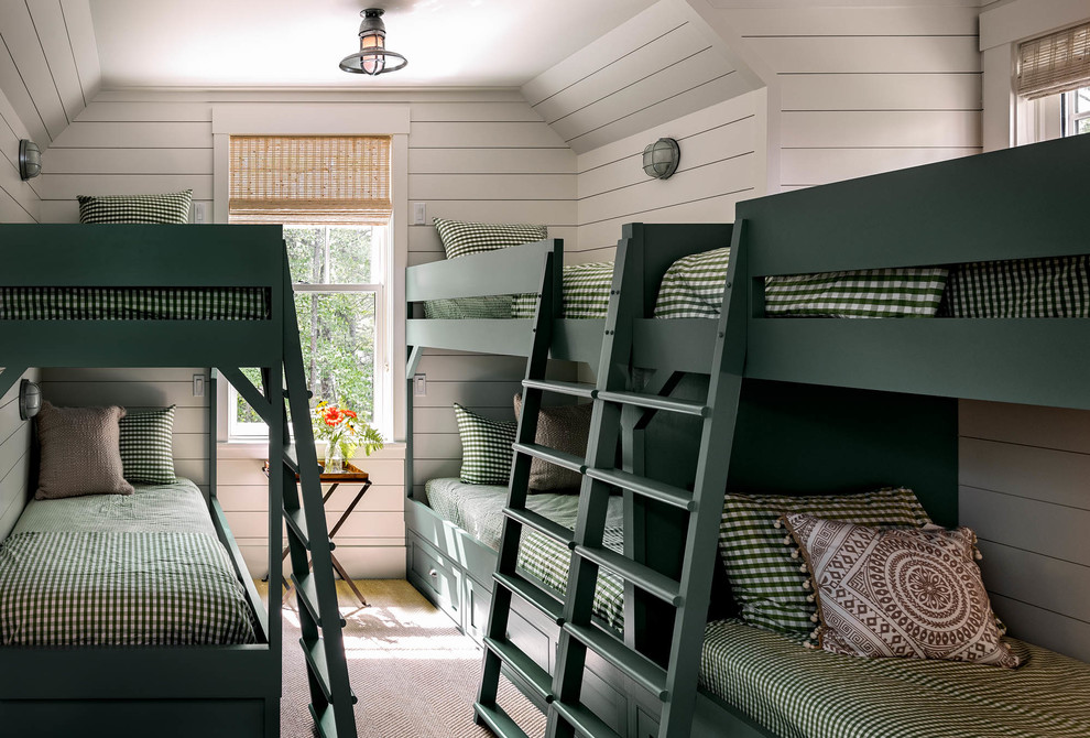 Réalisation d'une petite chambre d'enfant de 4 à 10 ans craftsman avec un mur blanc, moquette, un sol beige et un lit superposé.