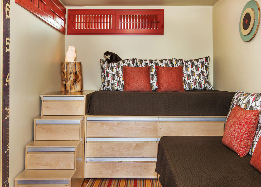 Ejemplo de dormitorio infantil de 4 a 10 años ecléctico pequeño con paredes beige, suelo de madera en tonos medios y suelo multicolor