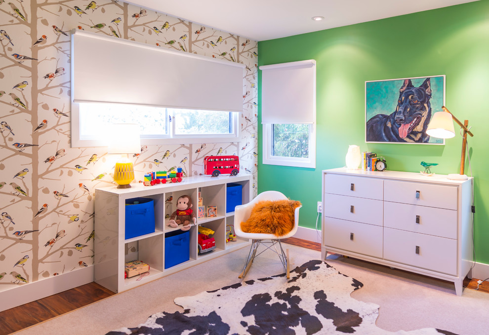 Modern inredning av ett könsneutralt barnrum kombinerat med sovrum och för 4-10-åringar, med flerfärgade väggar