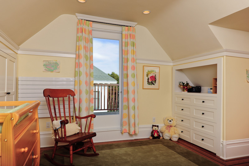 Ejemplo de dormitorio infantil de 1 a 3 años clásico de tamaño medio con paredes amarillas y moqueta