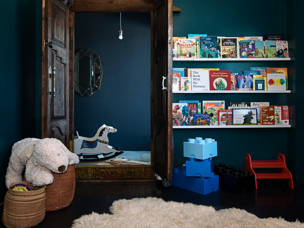 Idées déco pour une chambre neutre éclectique de taille moyenne avec un mur bleu, sol en béton ciré et un bureau.