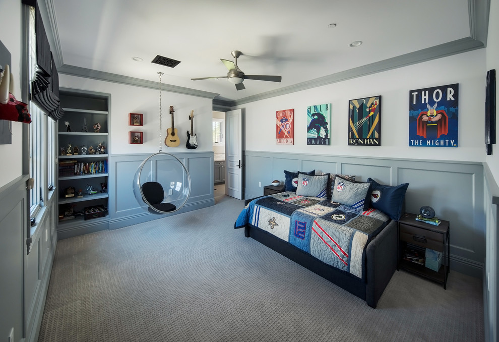 Inspiration för ett vintage pojkrum kombinerat med sovrum, med vita väggar, heltäckningsmatta och grått golv