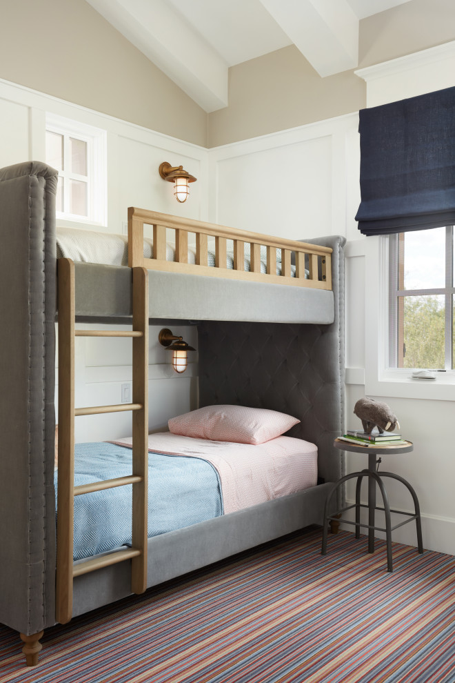 Réalisation d'une chambre d'enfant champêtre avec un mur beige, moquette, un sol multicolore et un lit superposé.