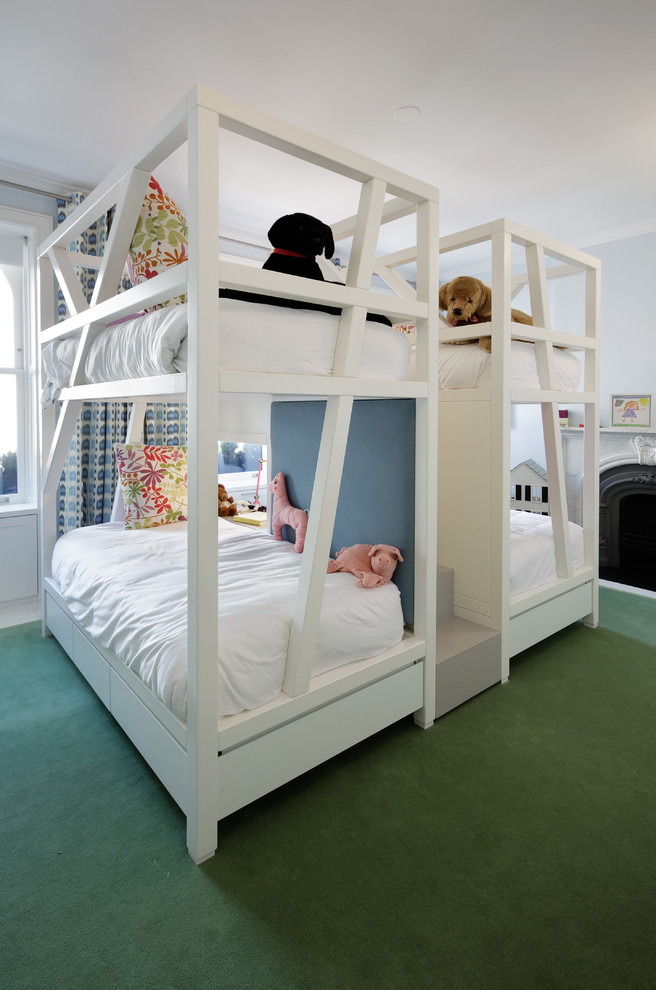 Klassisk inredning av ett stort könsneutralt barnrum kombinerat med sovrum och för 4-10-åringar, med vita väggar, heltäckningsmatta och grönt golv