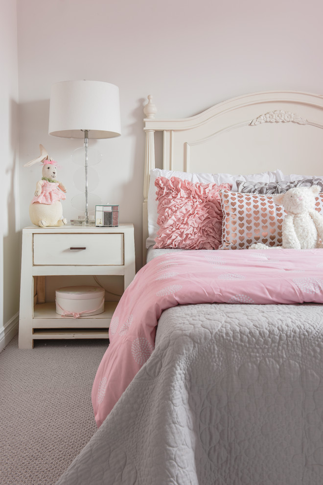 Immagine di una cameretta per bambini tradizionale con pareti rosa, moquette e pavimento grigio