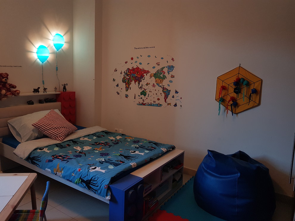 Cette photo montre une chambre d'enfant de 4 à 10 ans éclectique de taille moyenne avec un mur beige.