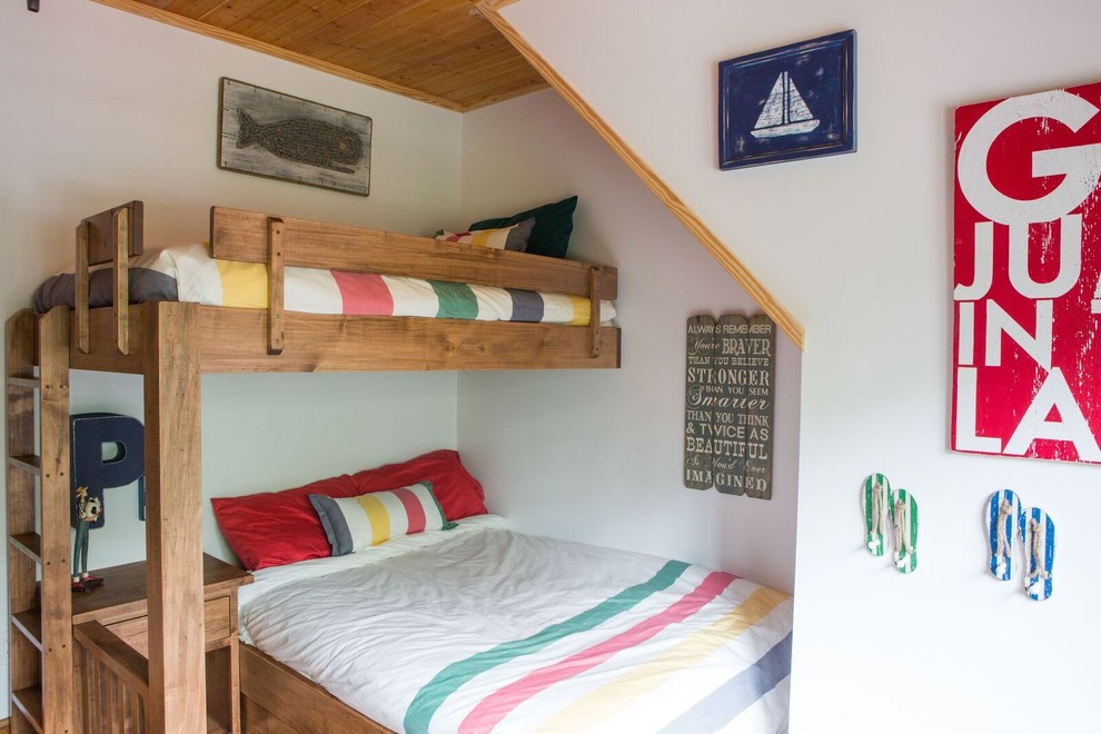 Bild på ett mellanstort amerikanskt könsneutralt barnrum kombinerat med sovrum, med vita väggar