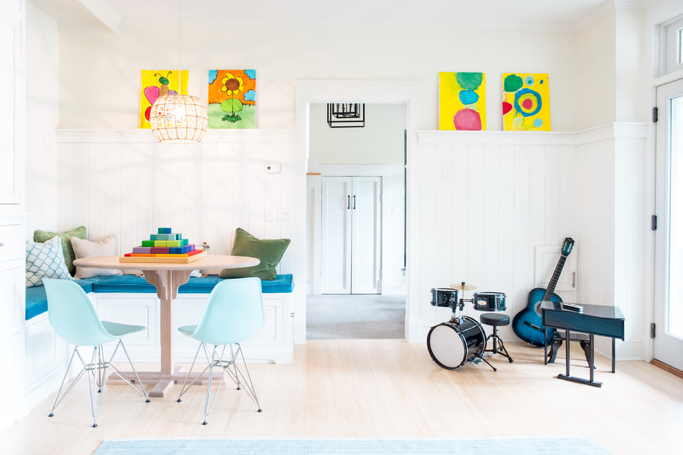 Immagine di una cameretta per bambini tradizionale di medie dimensioni con pareti bianche e parquet chiaro