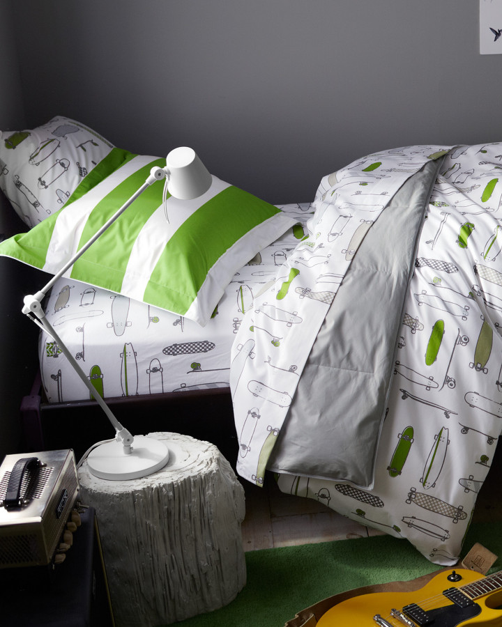Idéer för ett eklektiskt pojkrum kombinerat med sovrum, med grå väggar och ljust trägolv