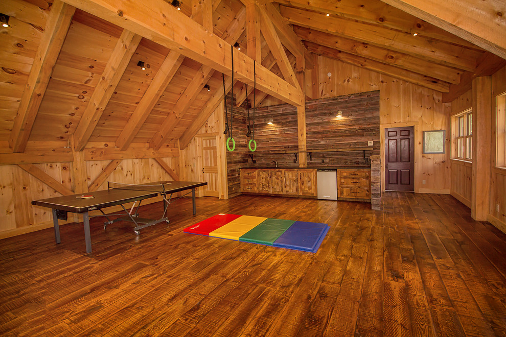 Immagine di una cameretta per bambini stile rurale di medie dimensioni con pareti marroni, pavimento in legno massello medio e pavimento marrone