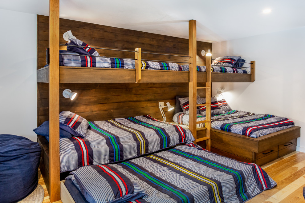 Foto på ett rustikt pojkrum kombinerat med sovrum, med vita väggar och ljust trägolv