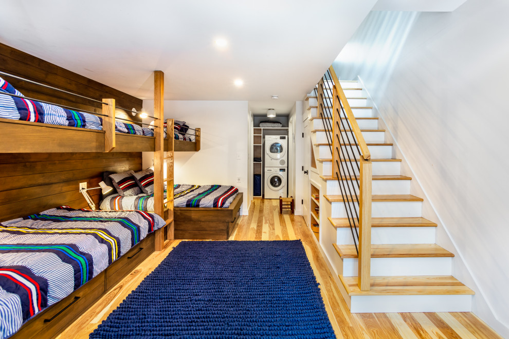 Uriges Kinderzimmer mit Schlafplatz, weißer Wandfarbe, braunem Holzboden und Holzdielenwänden in Burlington