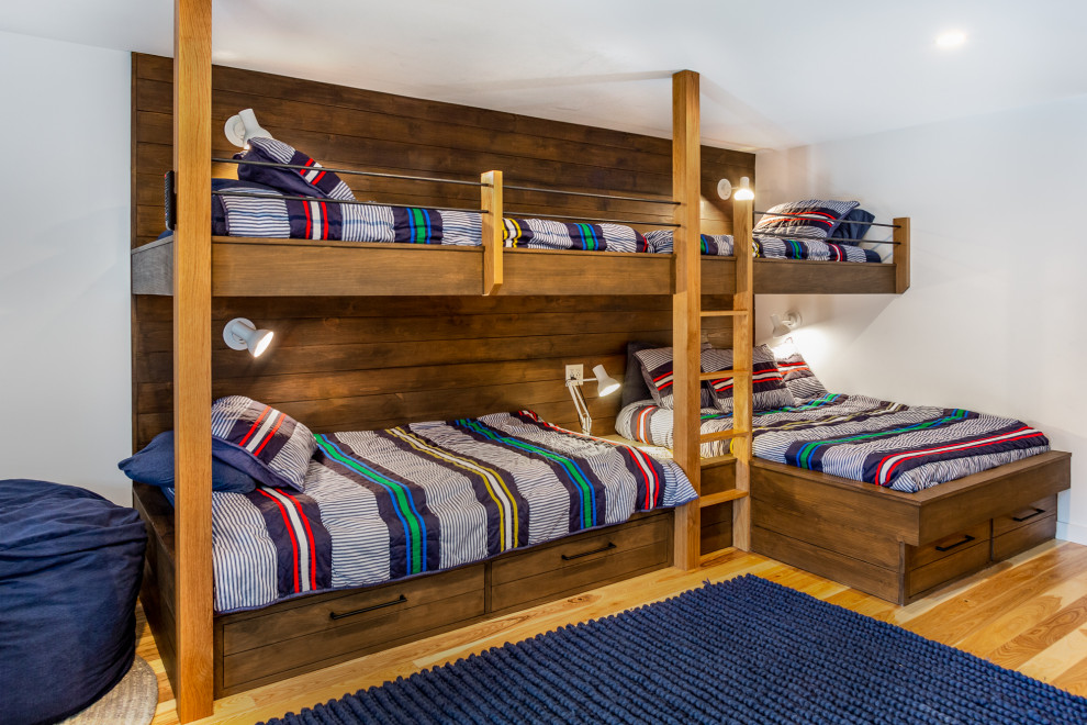 Uriges Jungszimmer mit Schlafplatz, weißer Wandfarbe, hellem Holzboden und Holzdielenwänden in Burlington