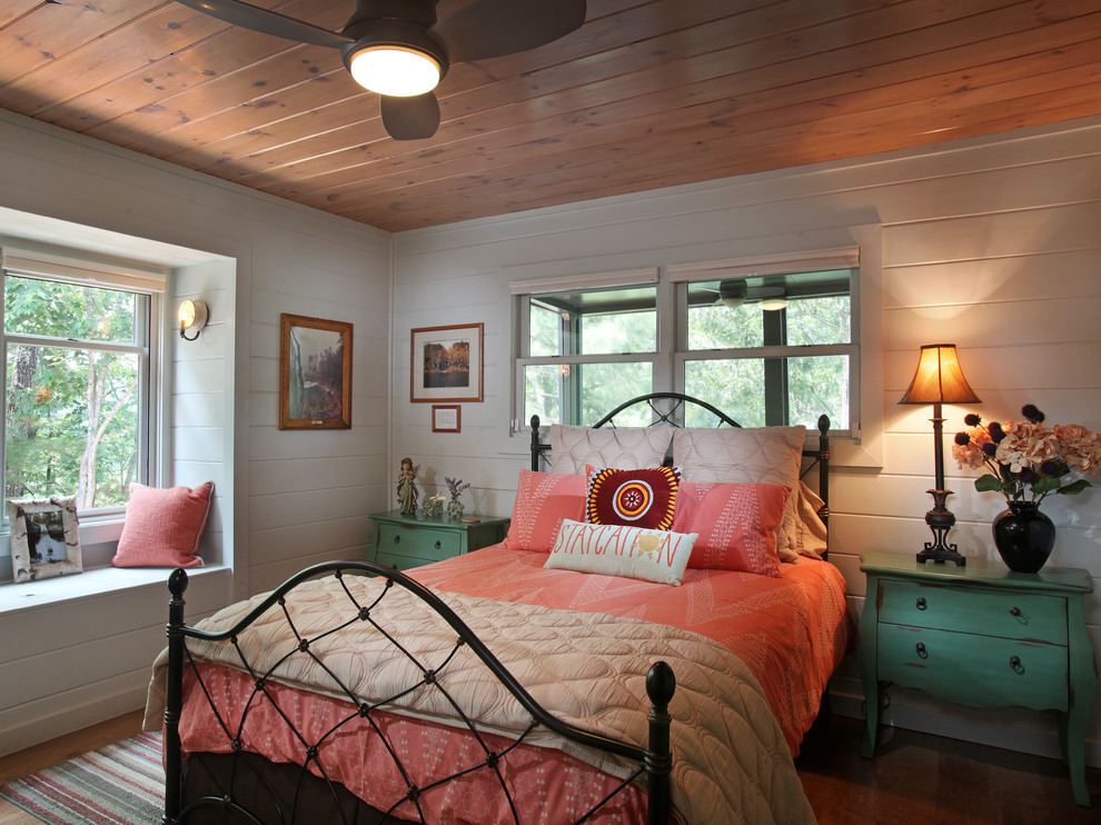 Landhaus Kinderzimmer mit Schlafplatz, weißer Wandfarbe und braunem Holzboden in Atlanta