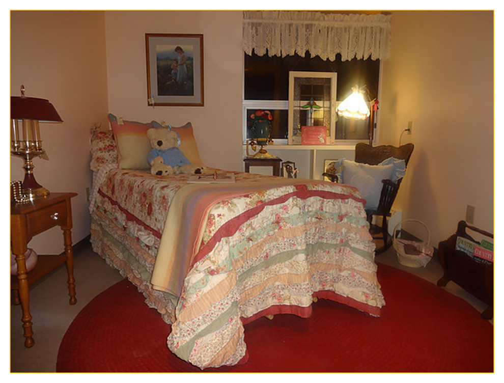 Idéer för små lantliga barnrum kombinerat med sovrum, med beige väggar och heltäckningsmatta