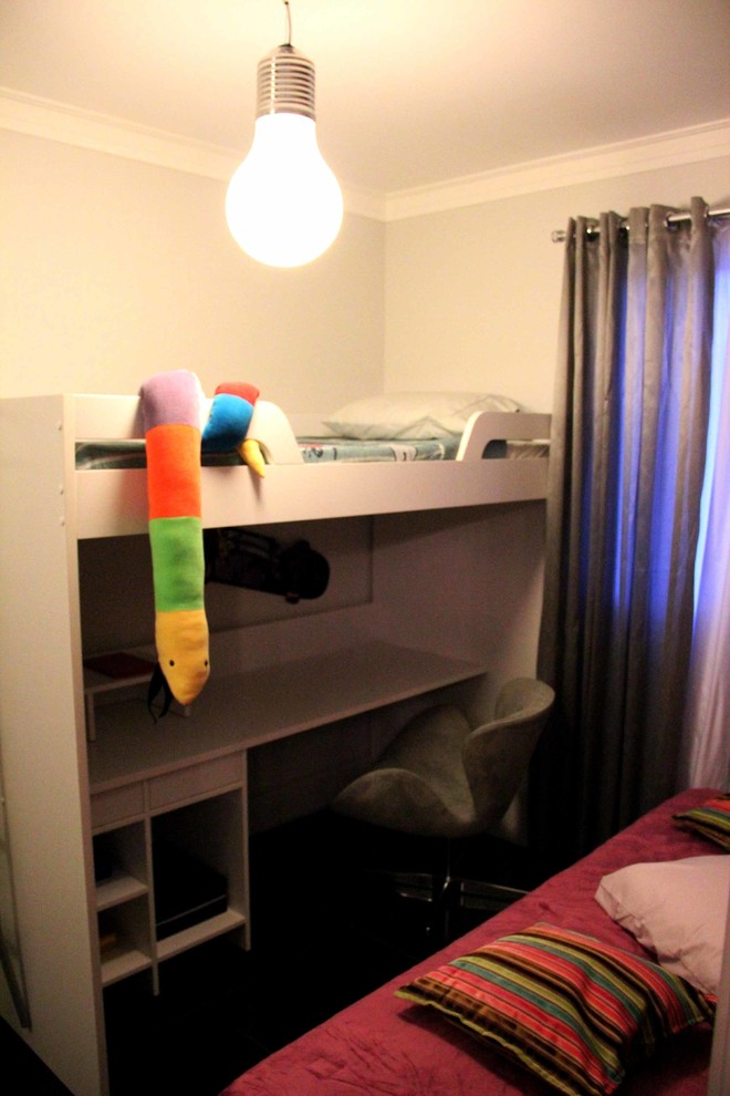 Inspiration för ett litet funkis könsneutralt tonårsrum kombinerat med sovrum, med vita väggar och klinkergolv i porslin