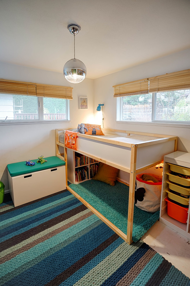 Cette photo montre une petite chambre d'enfant de 1 à 3 ans scandinave avec un mur blanc, parquet peint et un lit mezzanine.