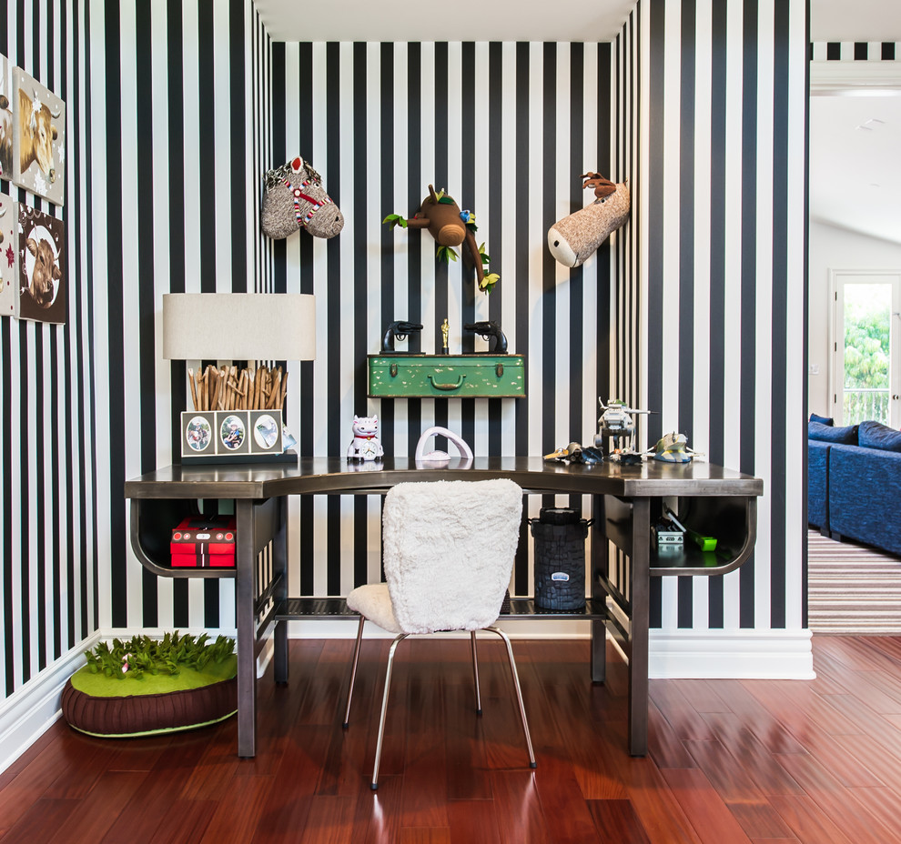 Imagen de habitación infantil unisex mediterránea con paredes multicolor, suelo de madera oscura y escritorio