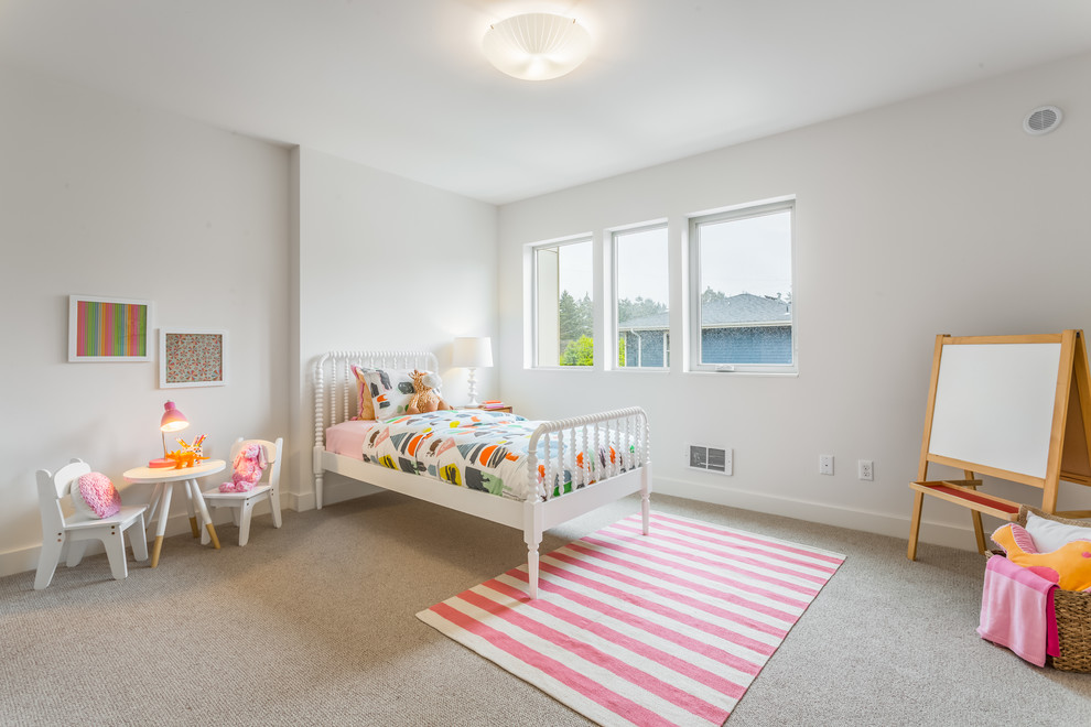Inredning av ett minimalistiskt flickrum kombinerat med sovrum och för 4-10-åringar, med vita väggar, heltäckningsmatta och grått golv