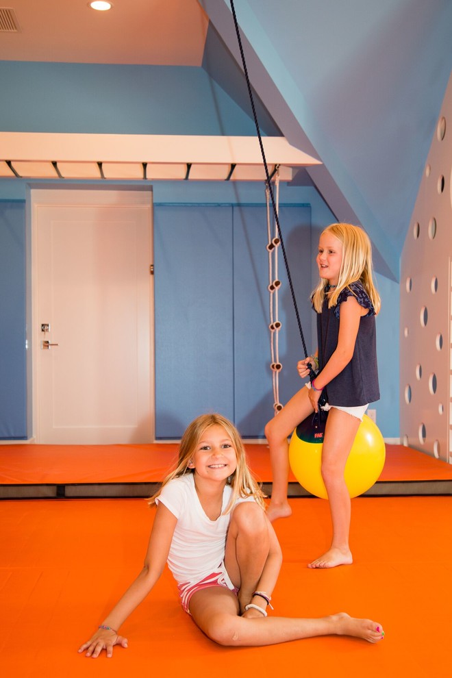 Modelo de dormitorio infantil de 4 a 10 años contemporáneo de tamaño medio con paredes azules y suelo naranja