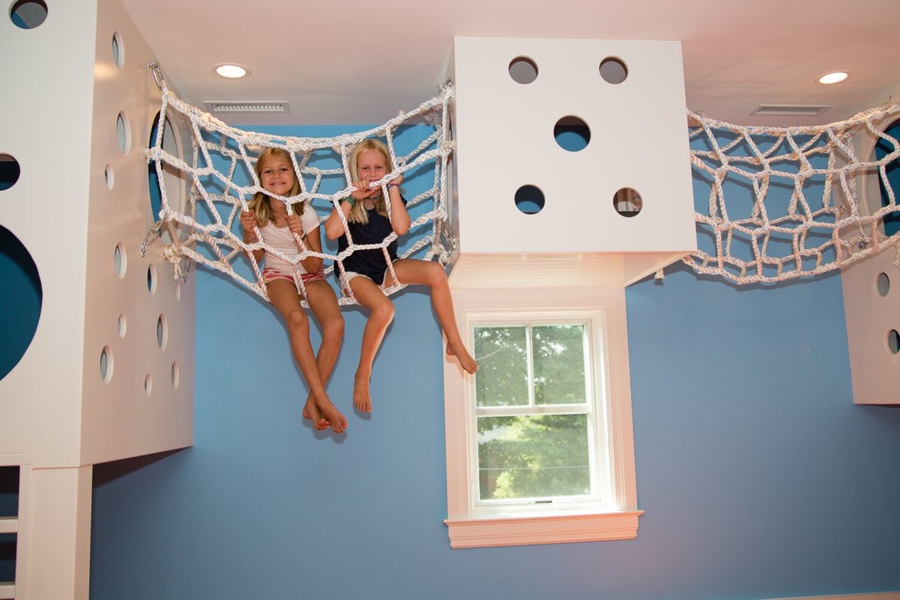Exempel på ett mellanstort modernt könsneutralt barnrum kombinerat med lekrum och för 4-10-åringar, med blå väggar och orange golv