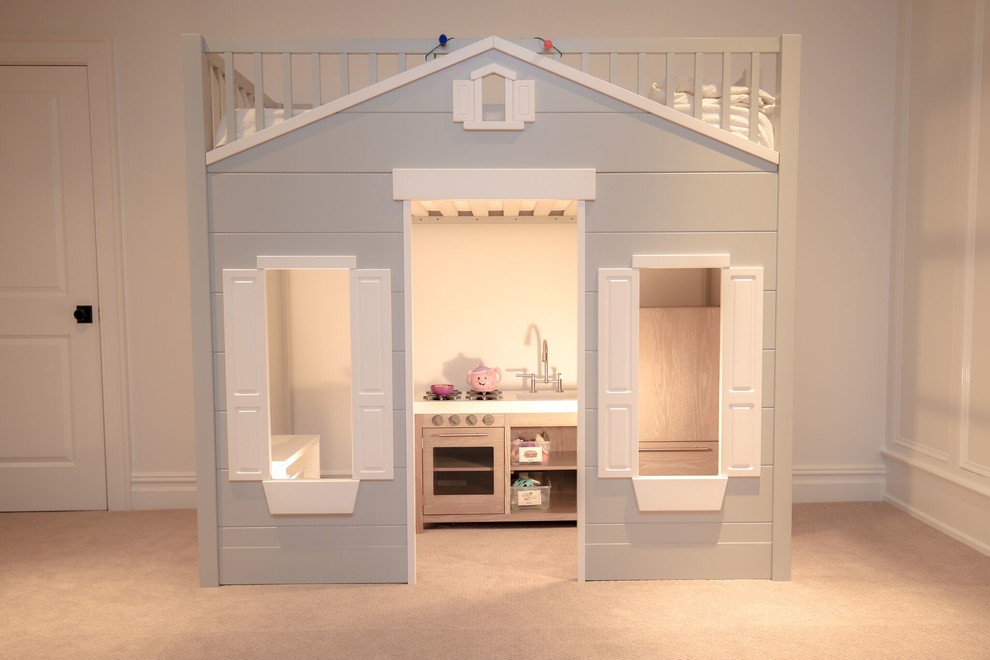 Immagine di una cameretta per bambini da 4 a 10 anni country di medie dimensioni con pareti bianche e moquette