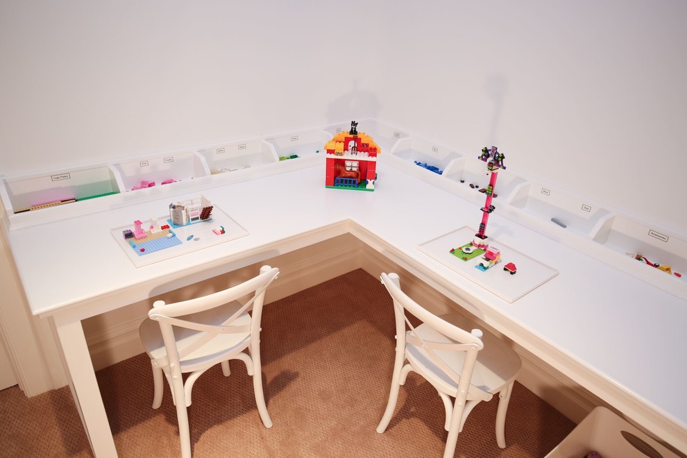 Foto på ett mellanstort lantligt könsneutralt barnrum kombinerat med lekrum och för 4-10-åringar, med vita väggar och heltäckningsmatta