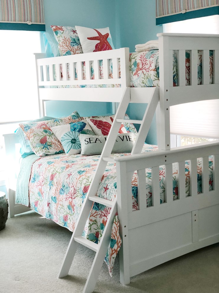 Idées déco pour une chambre d'enfant bord de mer avec un mur bleu, moquette, un sol beige et un lit superposé.