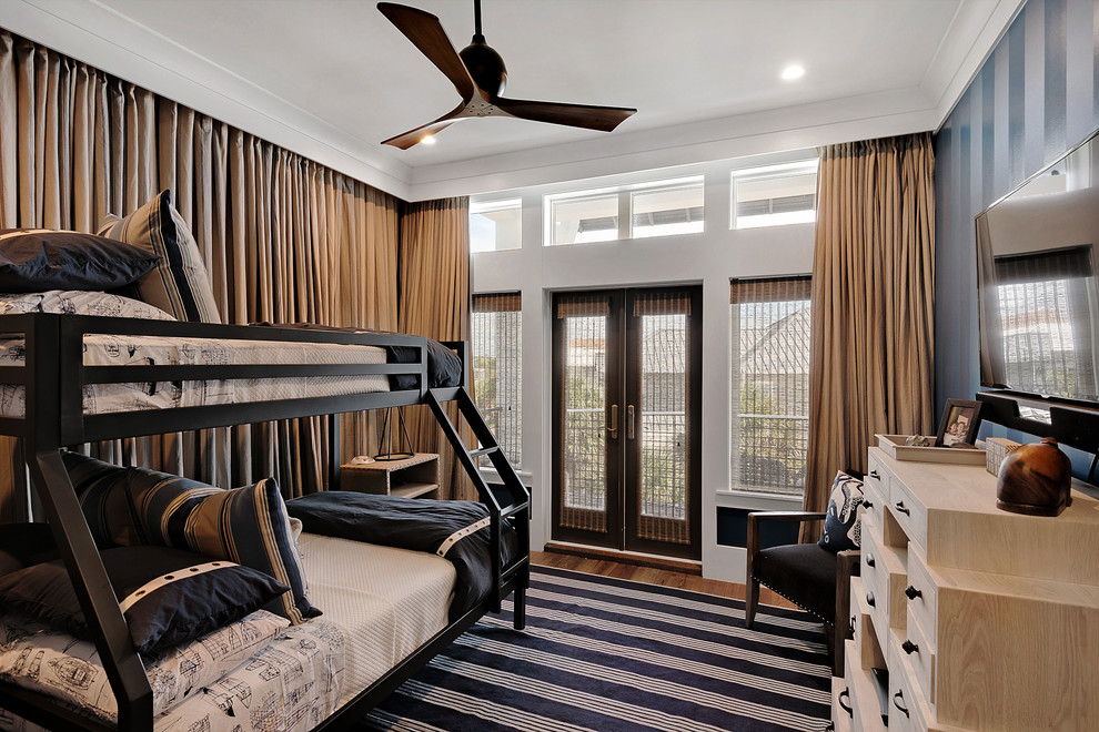 Inspiration för ett maritimt barnrum kombinerat med sovrum, med blå väggar och mellanmörkt trägolv
