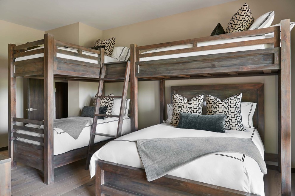 Imagen de dormitorio infantil de 4 a 10 años clásico renovado de tamaño medio con paredes beige, suelo de madera clara y suelo beige