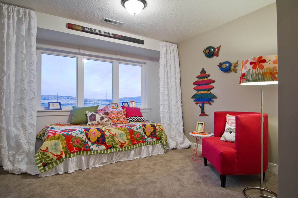 Diseño de dormitorio infantil de 4 a 10 años contemporáneo con paredes beige y moqueta