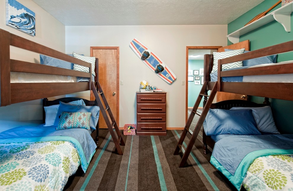 Exemple d'une chambre d'enfant de 4 à 10 ans bord de mer avec moquette et un mur multicolore.