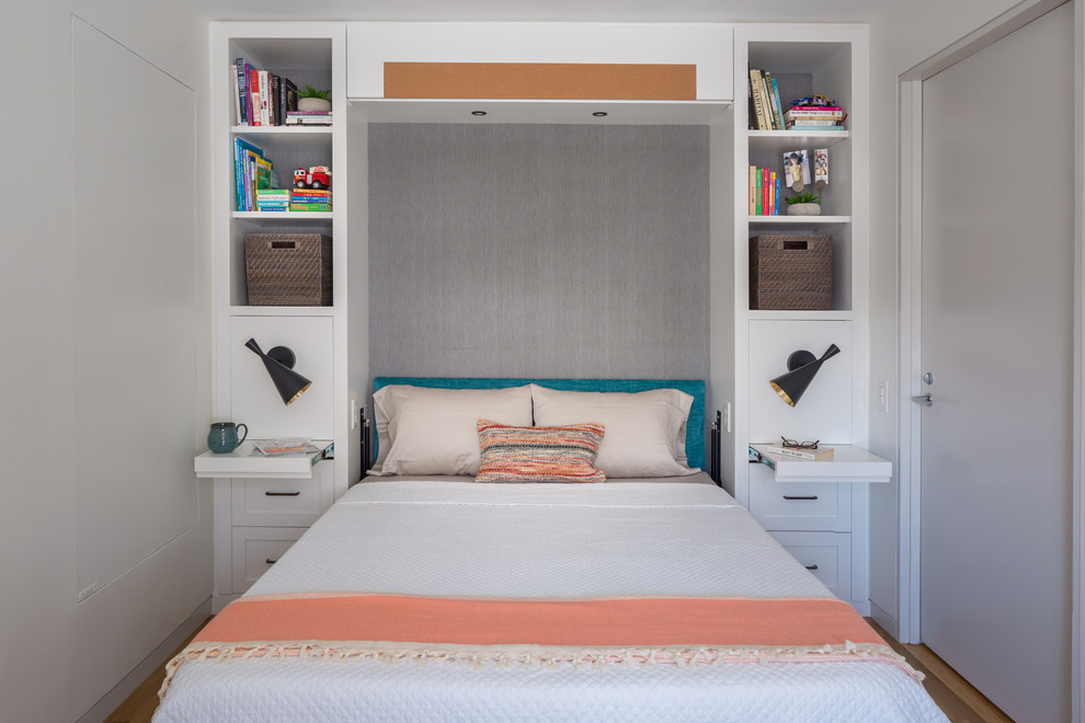 Свежая идея для дизайна: детская в стиле неоклассика (современная классика) с спальным местом, белыми стенами и светлым паркетным полом - отличное фото интерьера