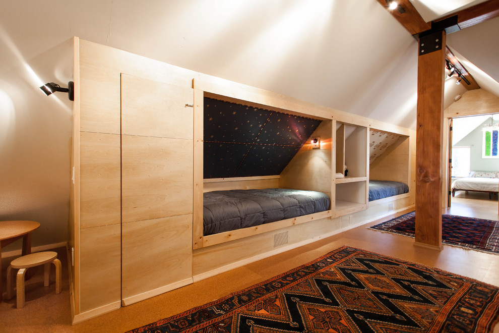 Inspiration för rustika könsneutrala småbarnsrum kombinerat med sovrum, med vita väggar och korkgolv