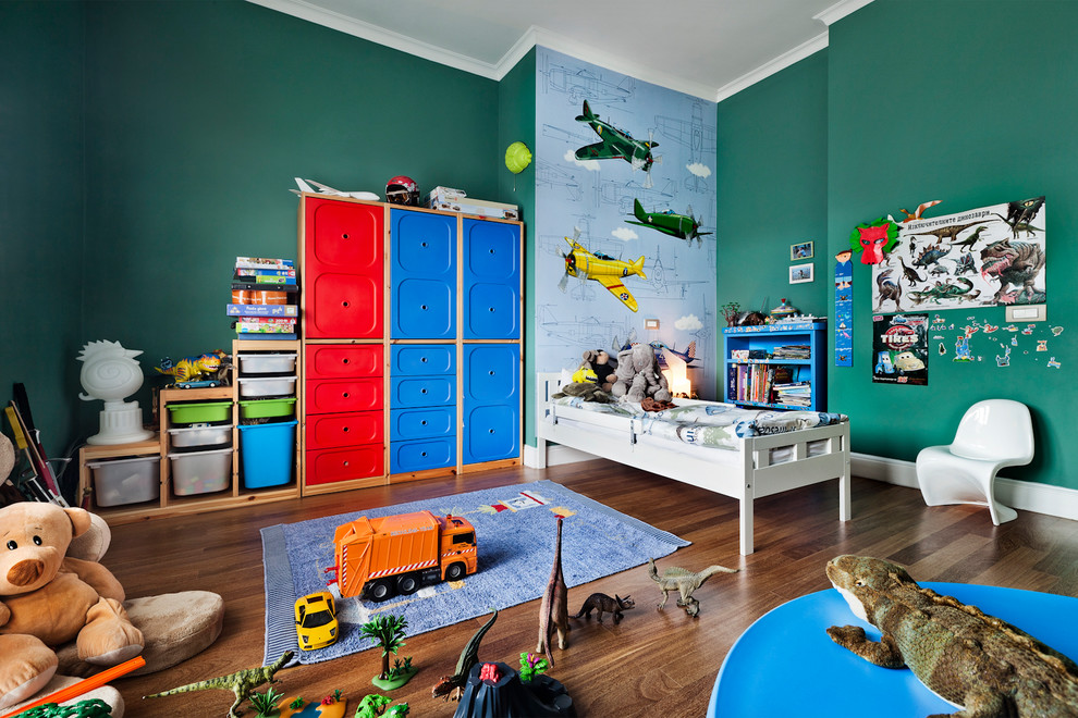 Inspiration för mellanstora moderna pojkrum kombinerat med sovrum och för 4-10-åringar, med gröna väggar och mellanmörkt trägolv