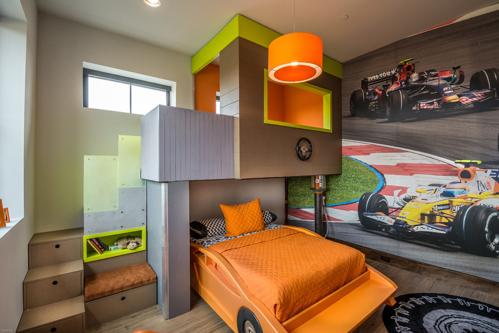 Идея дизайна: большая детская в современном стиле с спальным местом, разноцветными стенами, коричневым полом и полом из керамогранита для ребенка от 4 до 10 лет, мальчика