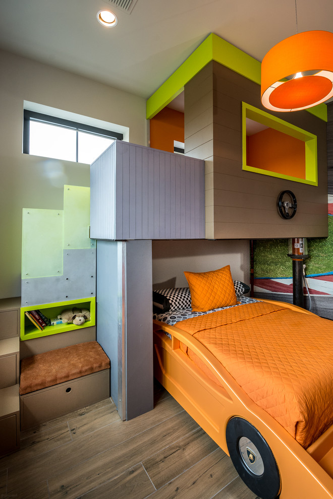 Стильный дизайн: большая детская в современном стиле с спальным местом, разноцветными стенами, полом из керамогранита и коричневым полом для ребенка от 4 до 10 лет, мальчика - последний тренд