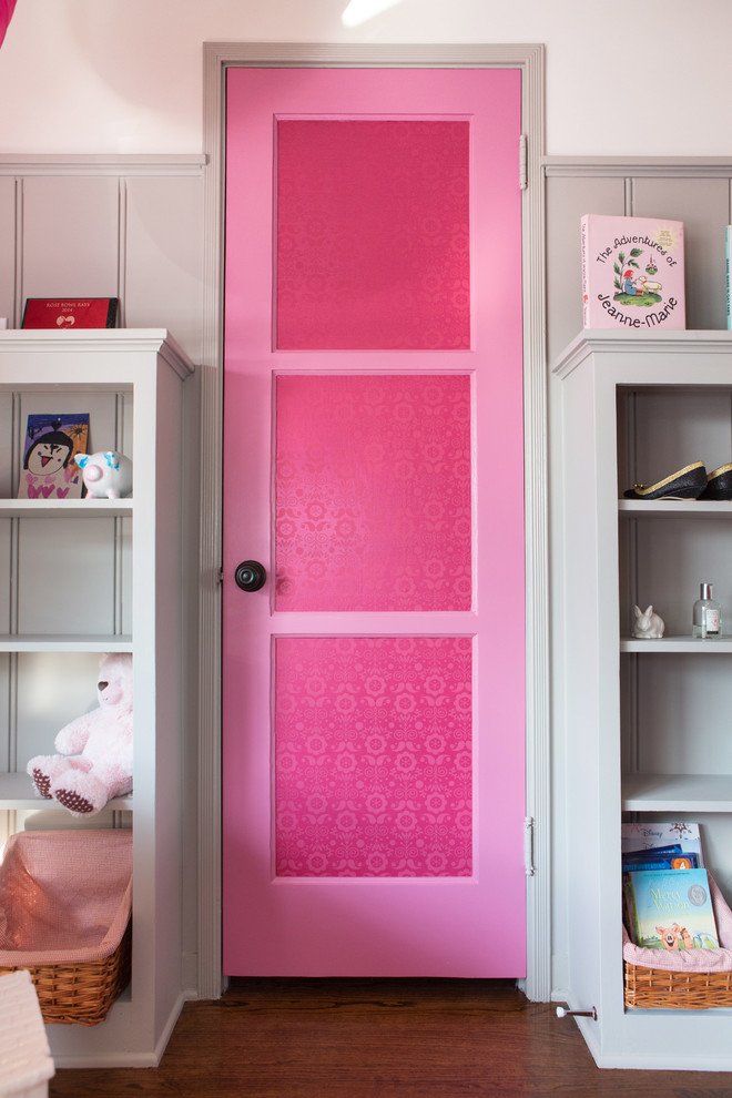 Inspiration för små klassiska flickrum kombinerat med sovrum och för 4-10-åringar, med grå väggar och mellanmörkt trägolv