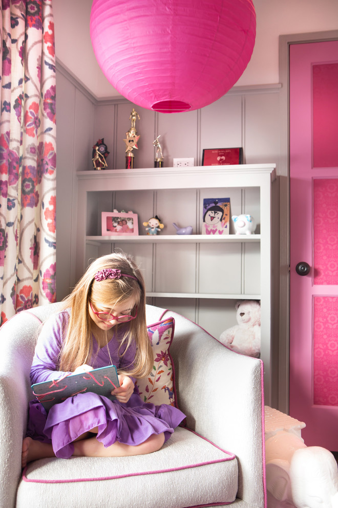 Bild på ett litet vintage flickrum kombinerat med sovrum och för 4-10-åringar, med grå väggar och mellanmörkt trägolv