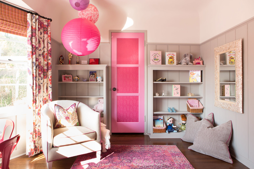 Ejemplo de dormitorio infantil de 4 a 10 años bohemio pequeño con suelo de madera oscura y paredes blancas