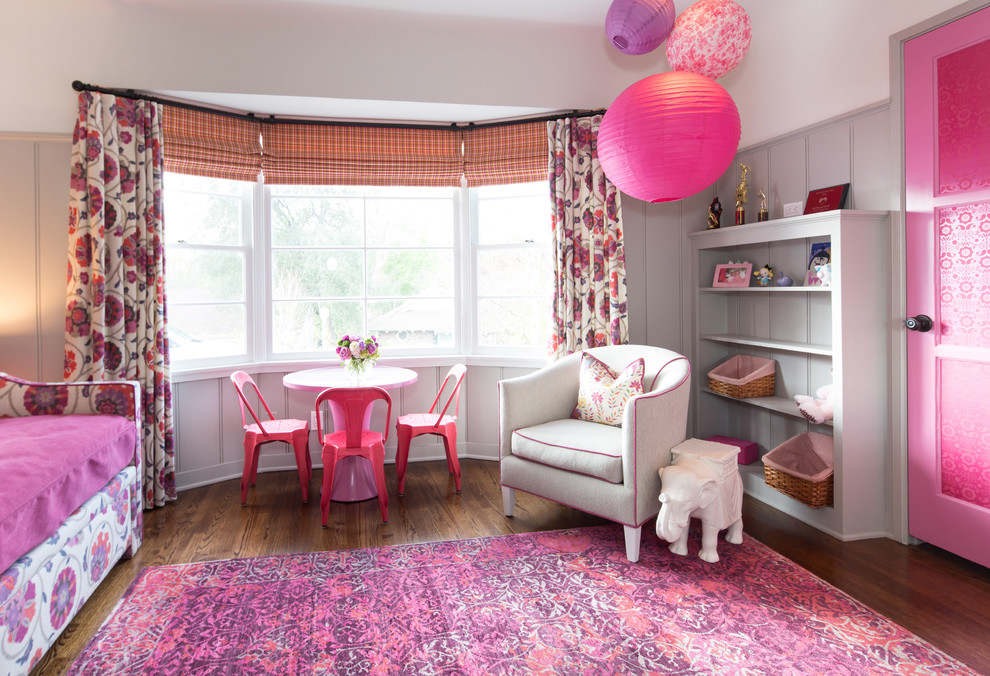Esempio di una piccola cameretta per bambini da 4 a 10 anni classica con pareti grigie e pavimento in legno massello medio