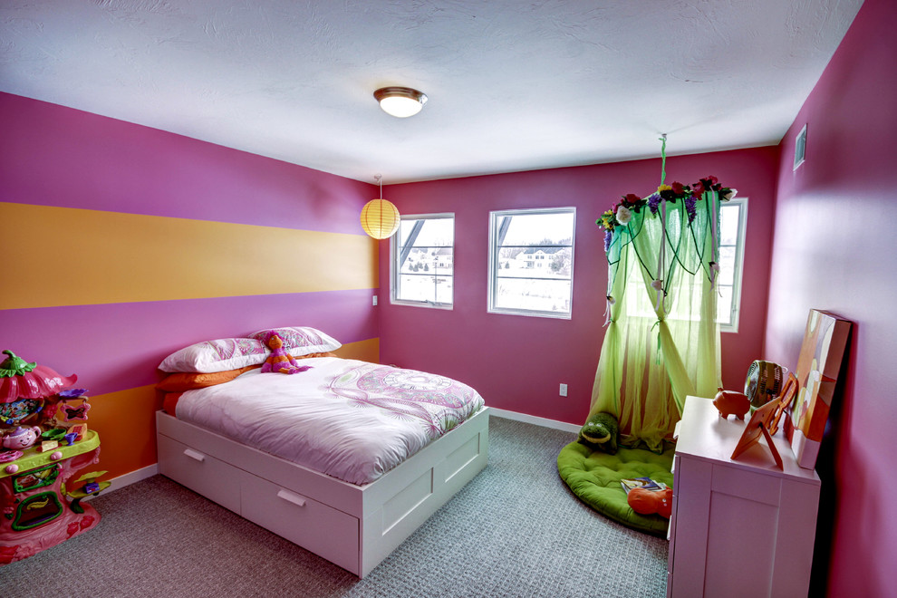 Idéer för ett modernt flickrum kombinerat med sovrum och för 4-10-åringar, med heltäckningsmatta och flerfärgade väggar