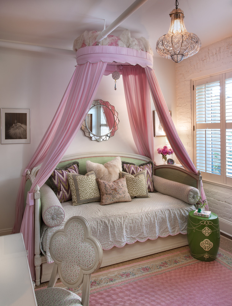 Ejemplo de dormitorio infantil de 4 a 10 años romántico con paredes blancas