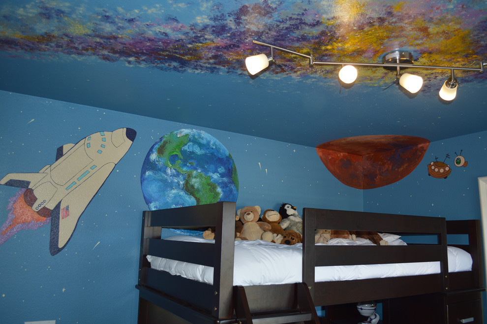 Ispirazione per un'ampia cameretta per bambini da 4 a 10 anni minimal con pareti multicolore